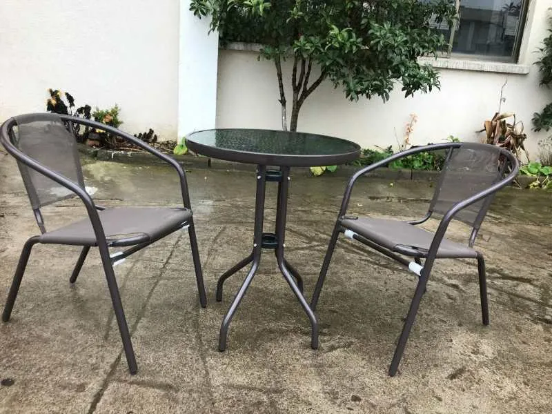 24in Patio Table   2 chairs